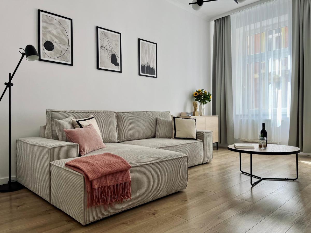 Luna Apartments Еленя-Гура Экстерьер фото