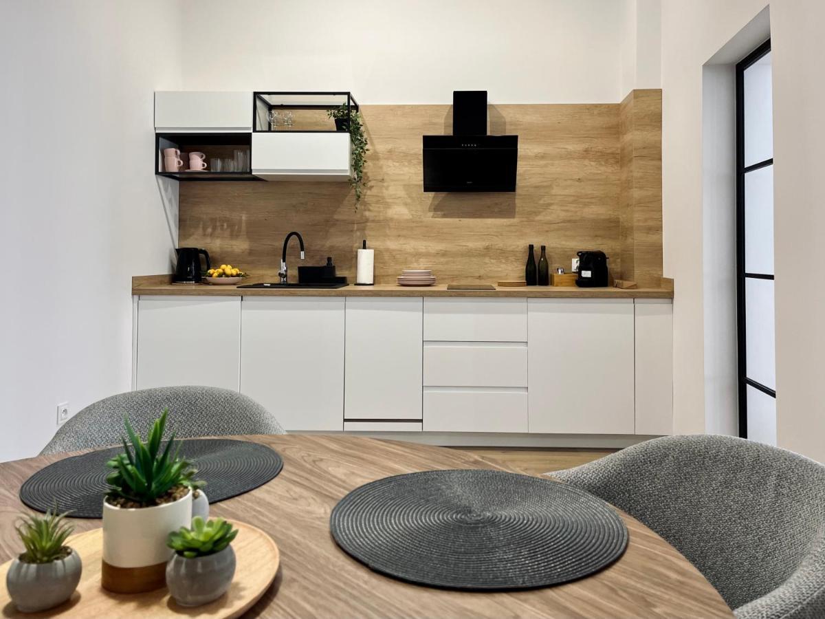 Luna Apartments Еленя-Гура Экстерьер фото
