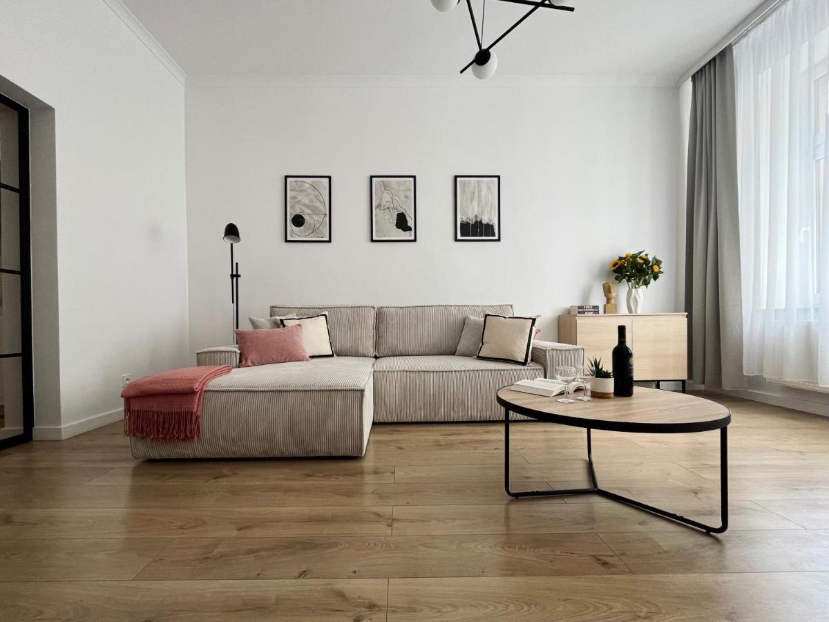 Luna Apartments Еленя-Гура Экстерьер фото